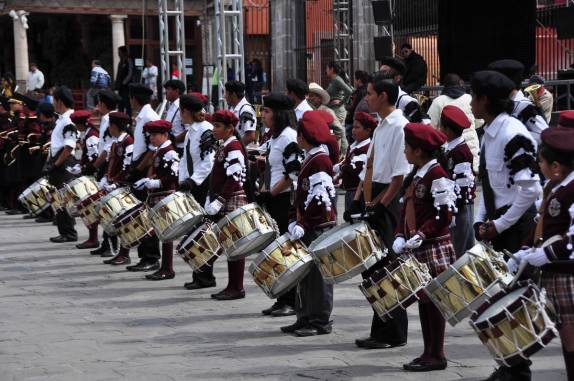 Dia de festas e desfiles em San Miguel de Allende, no México